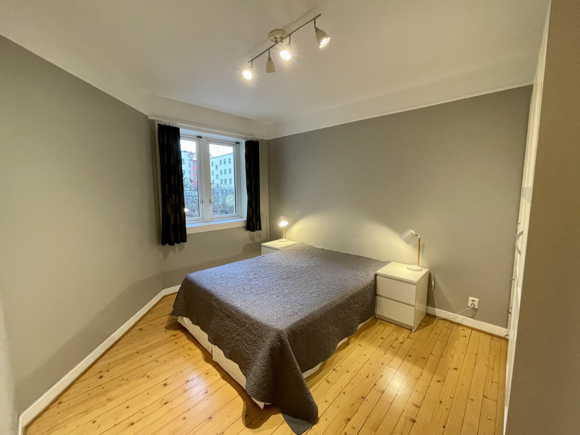 Stor seng i soverom, godt med plass til eksempelvis arbeidspult.